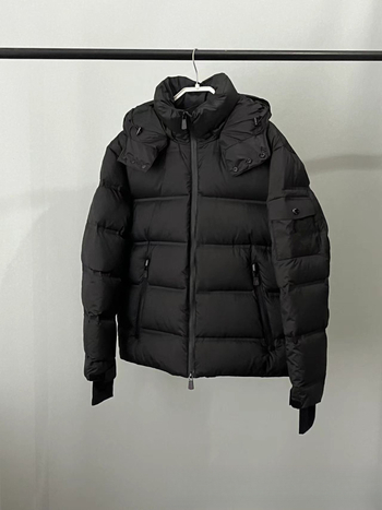 Jakna od perja, gusta izolacija, stojeći ovratnik, zatvarač, sadržaj perja 81–85%, punjenje 351–400 g