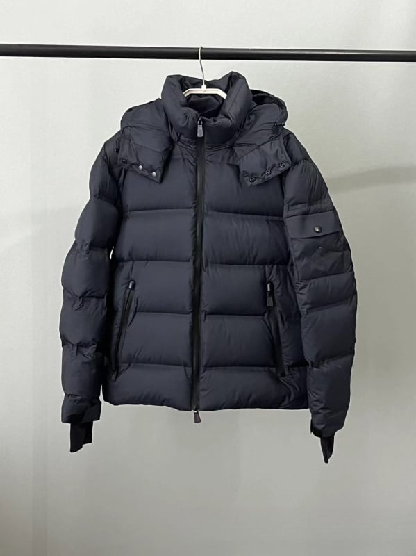 Jakna od perja, gusta izolacija, stojeći ovratnik, zatvarač, sadržaj perja 81–85%, punjenje 351–400 g