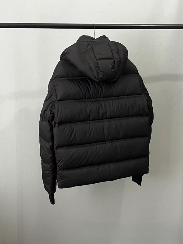 Jakna od perja, gusta izolacija, stojeći ovratnik, zatvarač, sadržaj perja 81–85%, punjenje 351–400 g