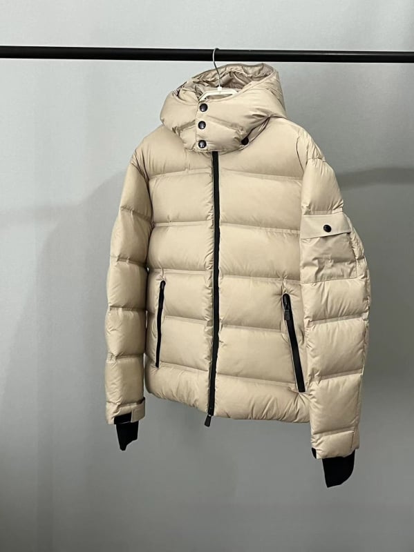 Jakna od perja, gusta izolacija, stojeći ovratnik, zatvarač, sadržaj perja 81–85%, punjenje 351–400 g