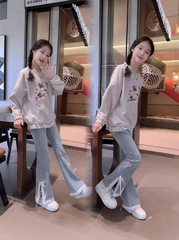 Dvostruki dječji komplet za djevojčice: pulover s dugim rukavom i okruglim izrezom te široke traperice; 85% pamuka s mekanim završetkom; pogodno za djevojčice preko 8 godina.