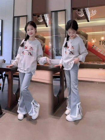 Dvostruki dječji komplet za djevojčice: pulover s dugim rukavom i okruglim izrezom te široke traperice; 85% pamuka s mekanim završetkom; pogodno za djevojčice preko 8 godina.