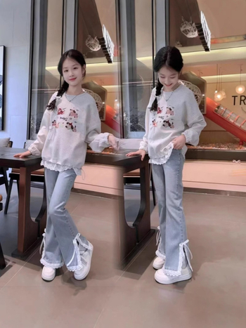 Dvostruki dječji komplet za djevojčice: pulover s dugim rukavom i okruglim izrezom te široke traperice; 85% pamuka s mekanim završetkom; pogodno za djevojčice preko 8 godina.