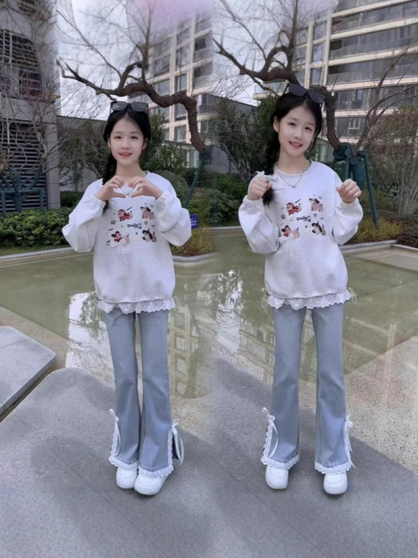 Dvostruki dječji komplet za djevojčice: pulover s dugim rukavom i okruglim izrezom te široke traperice; 85% pamuka s mekanim završetkom; pogodno za djevojčice preko 8 godina.