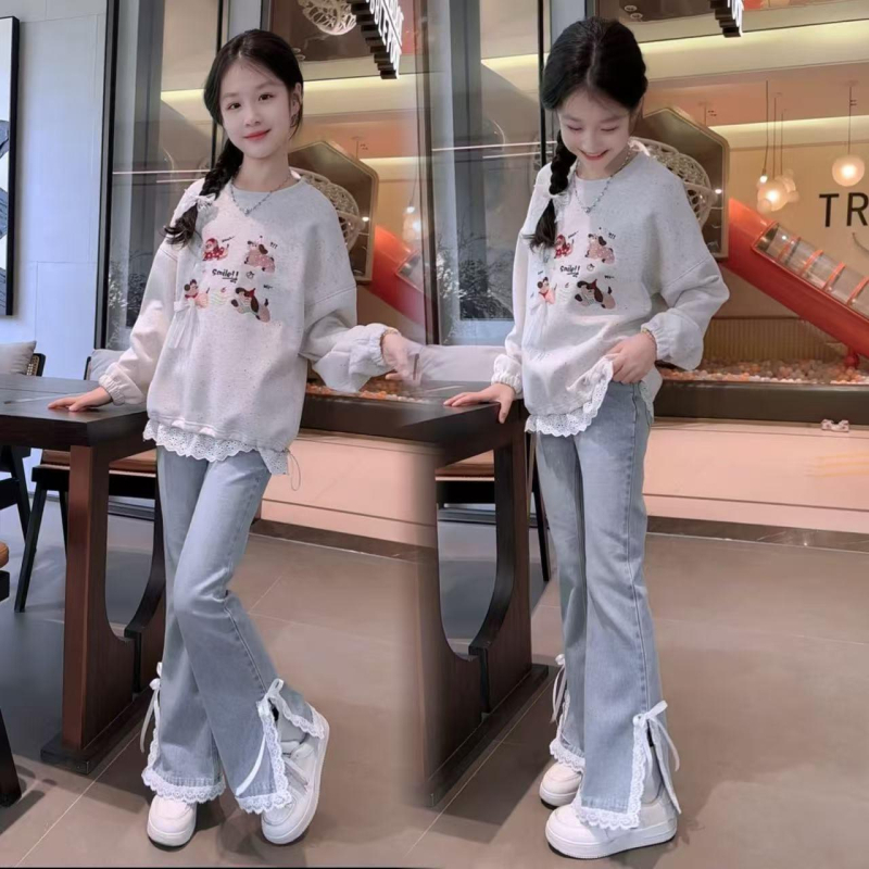 Dvostruki dječji komplet za djevojčice: pulover s dugim rukavom i okruglim izrezom te široke traperice; 85% pamuka s mekanim završetkom; pogodno za djevojčice preko 8 godina.