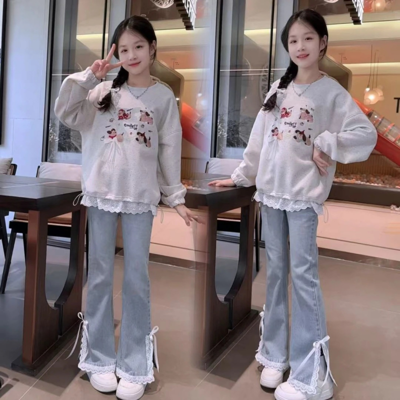 Dvostruki dječji komplet za djevojčice: pulover s dugim rukavom i okruglim izrezom te široke traperice; 85% pamuka s mekanim završetkom; pogodno za djevojčice preko 8 godina.