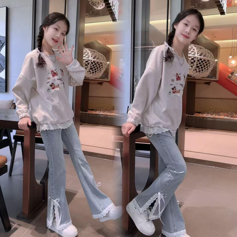 Dvostruki dječji komplet za djevojčice: pulover s dugim rukavom i okruglim izrezom te široke traperice; 85% pamuka s mekanim završetkom; pogodno za djevojčice preko 8 godina.