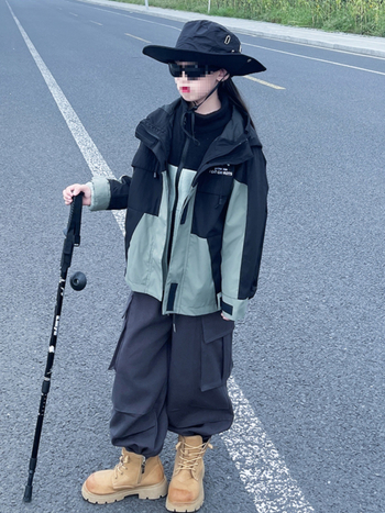 Meitenēm paredzēta jaka ar trušu kažokādas audumu un lina odere, ūdensizturība 5000 mm, elpojamība >20000 mm, vecums 3–8 gadi