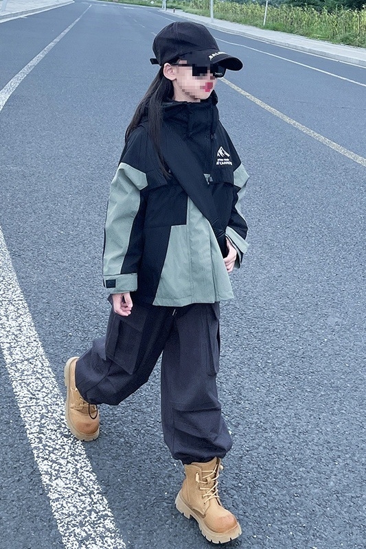 Meitenēm paredzēta jaka ar trušu kažokādas audumu un lina odere, ūdensizturība 5000 mm, elpojamība >20000 mm, vecums 3–8 gadi