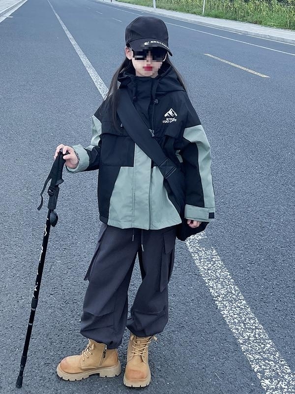 Meitenēm paredzēta jaka ar trušu kažokādas audumu un lina odere, ūdensizturība 5000 mm, elpojamība >20000 mm, vecums 3–8 gadi