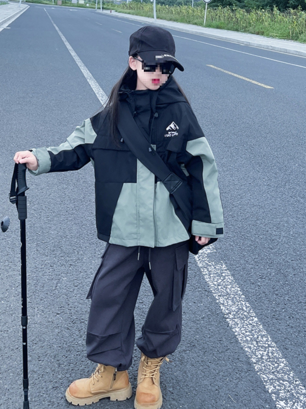 Meitenēm paredzēta jaka ar trušu kažokādas audumu un lina odere, ūdensizturība 5000 mm, elpojamība >20000 mm, vecums 3–8 gadi