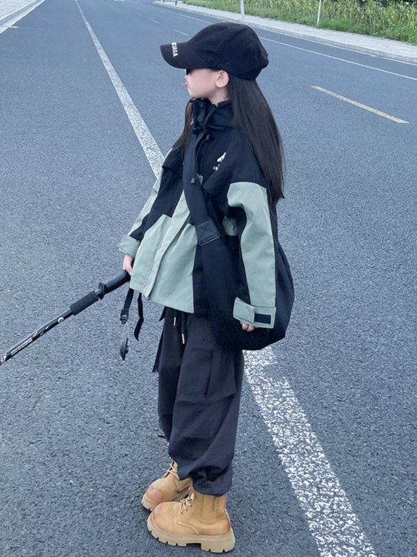 Meitenēm paredzēta jaka ar trušu kažokādas audumu un lina odere, ūdensizturība 5000 mm, elpojamība >20000 mm, vecums 3–8 gadi