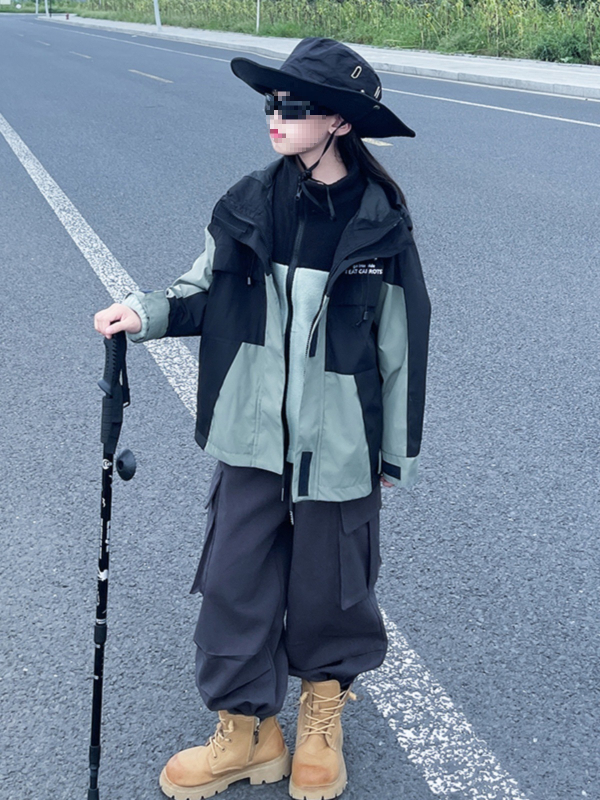 Meitenēm paredzēta jaka ar trušu kažokādas audumu un lina odere, ūdensizturība 5000 mm, elpojamība >20000 mm, vecums 3–8 gadi