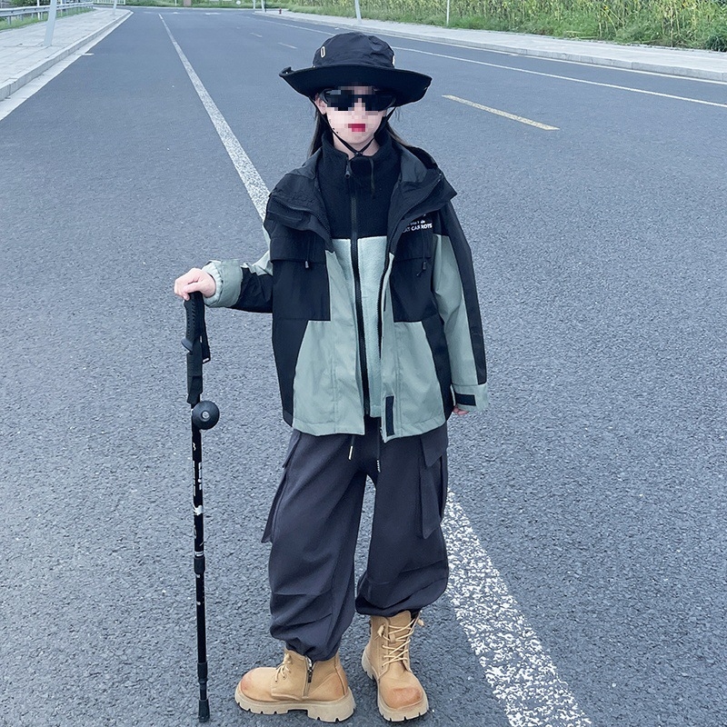 Meitenēm paredzēta jaka ar trušu kažokādas audumu un lina odere, ūdensizturība 5000 mm, elpojamība >20000 mm, vecums 3–8 gadi