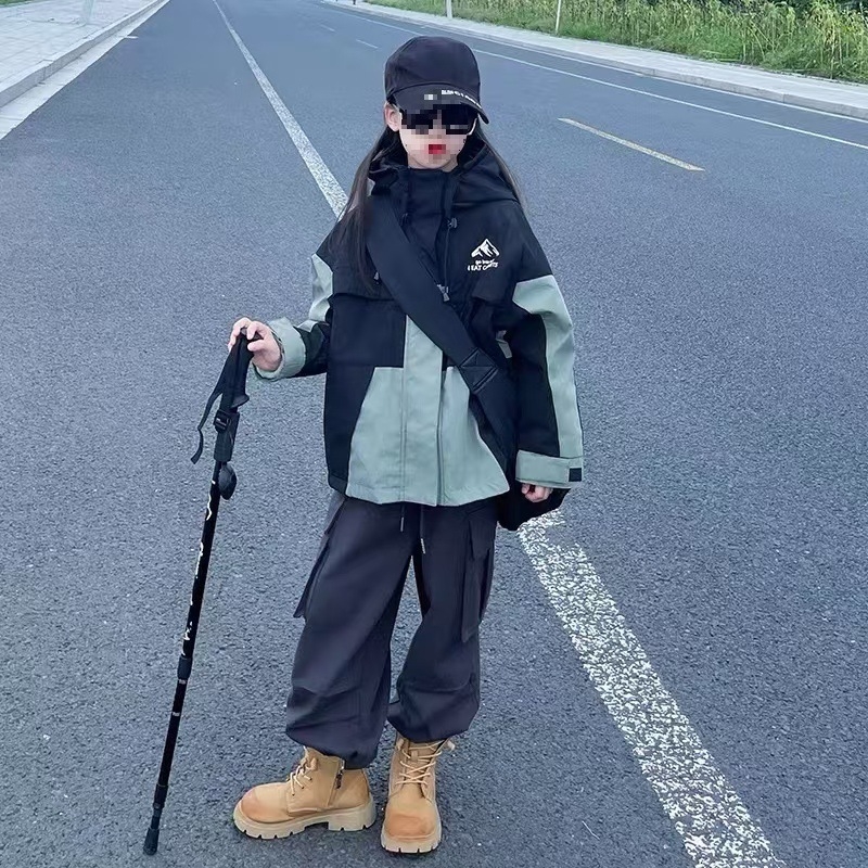 Meitenēm paredzēta jaka ar trušu kažokādas audumu un lina odere, ūdensizturība 5000 mm, elpojamība >20000 mm, vecums 3–8 gadi