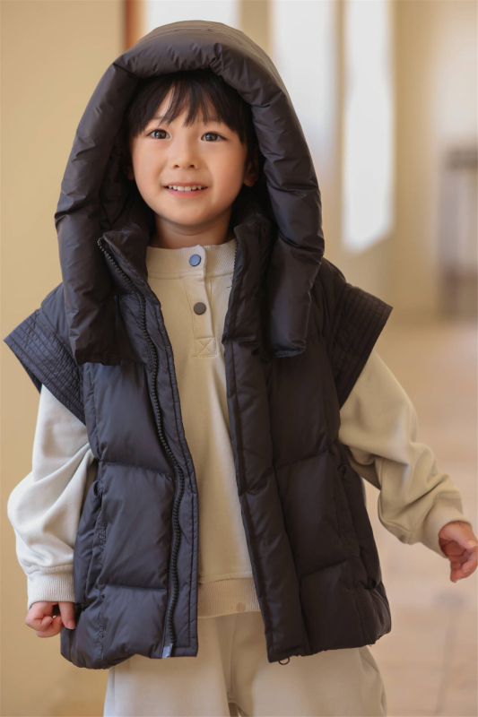 Bērnu kapučas veste ar korejiešu stilu, pildījums no balta pīļu pūka, ārējais materiāls 100% poliesters, rāvējslēdzējs