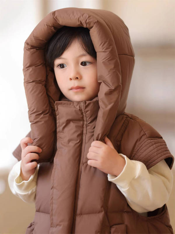 Bērnu kapučas veste ar korejiešu stilu, pildījums no balta pīļu pūka, ārējais materiāls 100% poliesters, rāvējslēdzējs