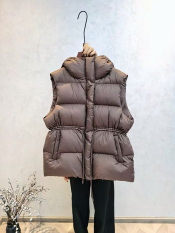 Ženska down vesta s kapuljom i vezicom, uski kroj, srednja dužina, poliester tkanina s punilom od pataka 86–90%