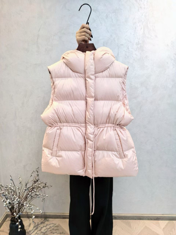 Ženska down vesta s kapuljom i vezicom, uski kroj, srednja dužina, poliester tkanina s punilom od pataka 86–90%