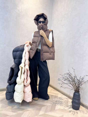 Ženska down vesta s kapuljom i vezicom, uski kroj, srednja dužina, poliester tkanina s punilom od pataka 86–90%