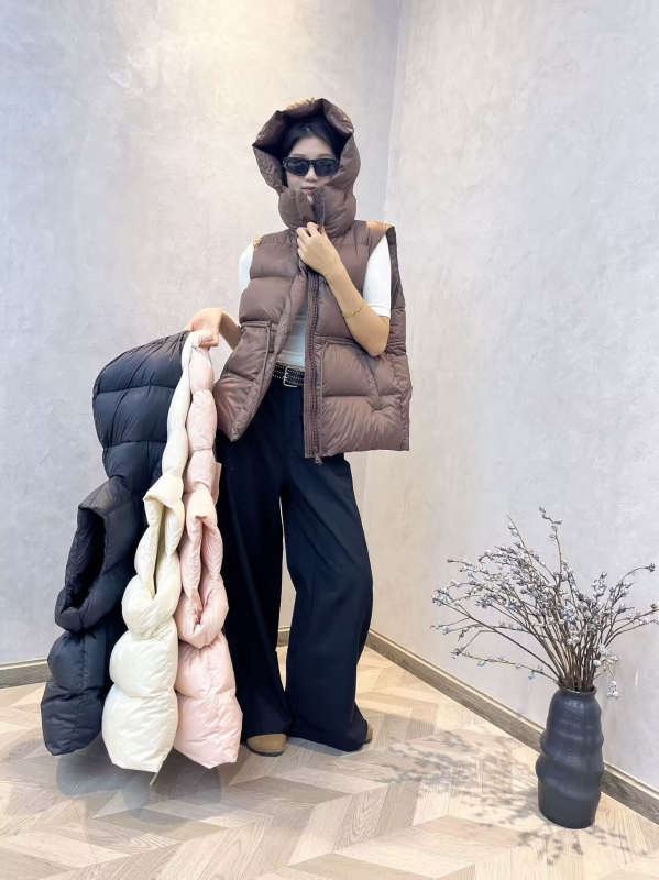 Ženska down vesta s kapuljom i vezicom, uski kroj, srednja dužina, poliester tkanina s punilom od pataka 86–90%