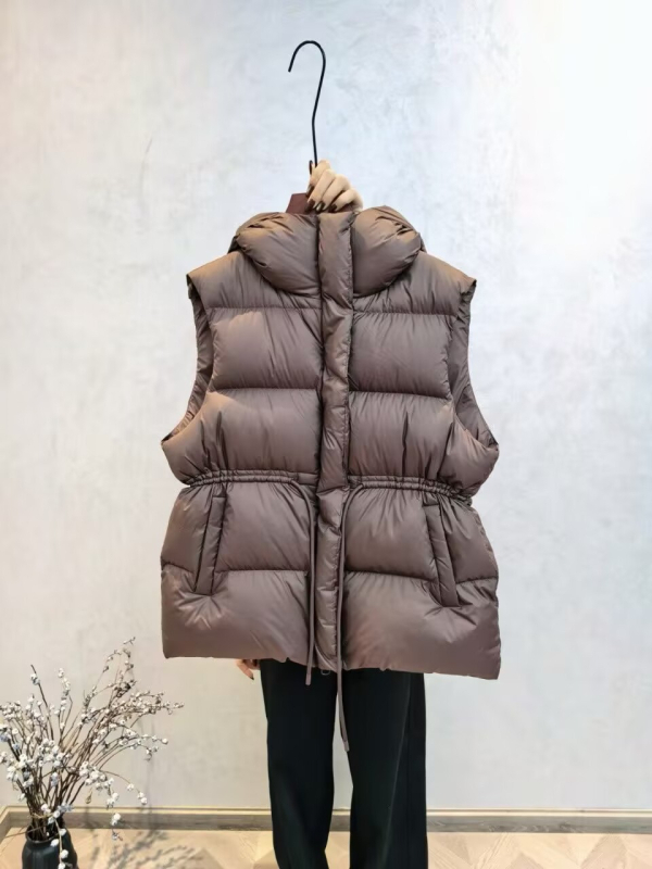 Ženska down vesta s kapuljom i vezicom, uski kroj, srednja dužina, poliester tkanina s punilom od pataka 86–90%