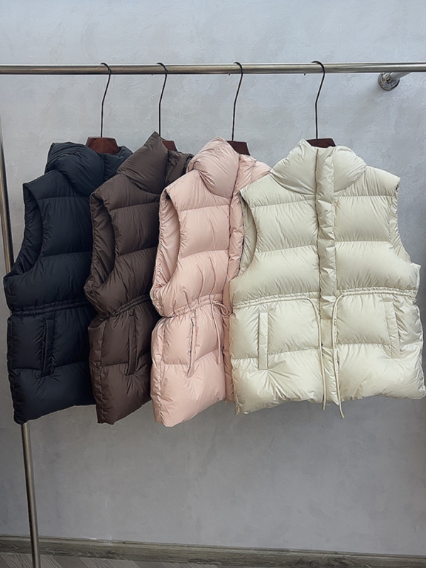 Ženska down vesta s kapuljom i vezicom, uski kroj, srednja dužina, poliester tkanina s punilom od pataka 86–90%