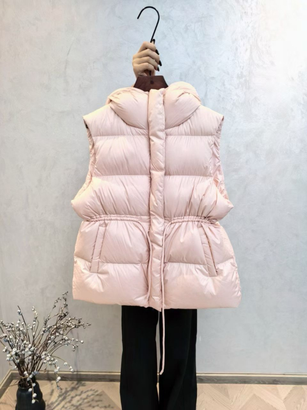 Ženska down vesta s kapuljom i vezicom, uski kroj, srednja dužina, poliester tkanina s punilom od pataka 86–90%