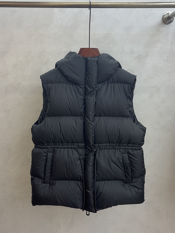 Ženska down vesta s kapuljom i vezicom, uski kroj, srednja dužina, poliester tkanina s punilom od pataka 86–90%
