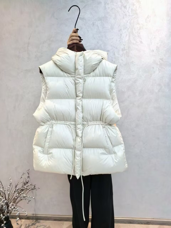 Ženska down vesta s kapuljom i vezicom, uski kroj, srednja dužina, poliester tkanina s punilom od pataka 86–90%