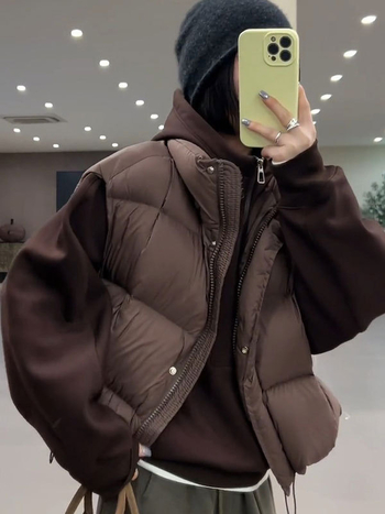 Ženski prsluk od perja i pamuka, stojeći ovratnik, ležerni kroj, kratka silueta, zima 2025