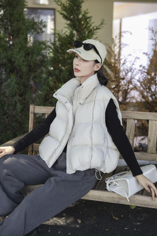 Ženski prsluk od perja i pamuka, stojeći ovratnik, ležerni kroj, kratka silueta, zima 2025