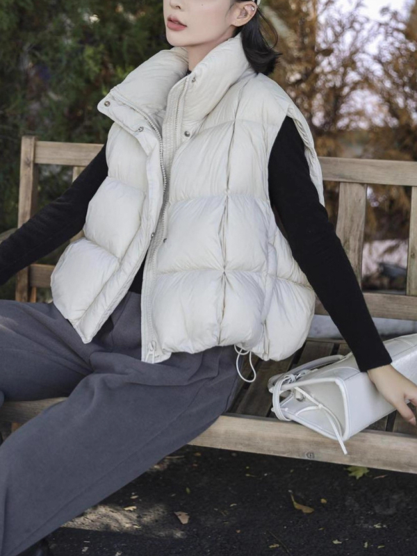 Ženski prsluk od perja i pamuka, stojeći ovratnik, ležerni kroj, kratka silueta, zima 2025