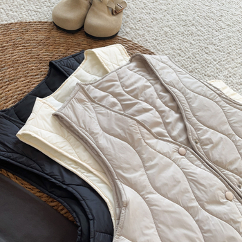 Ženski prsluk s vunenim punjenjem, lagan i topao, vanjski najlonski materijal, V-izrez, kopčanje na gumbe, casual (Zima 2025)