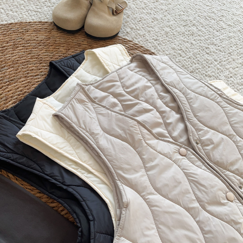 Ženski prsluk s vunenim punjenjem, lagan i topao, vanjski najlonski materijal, V-izrez, kopčanje na gumbe, casual (Zima 2025)