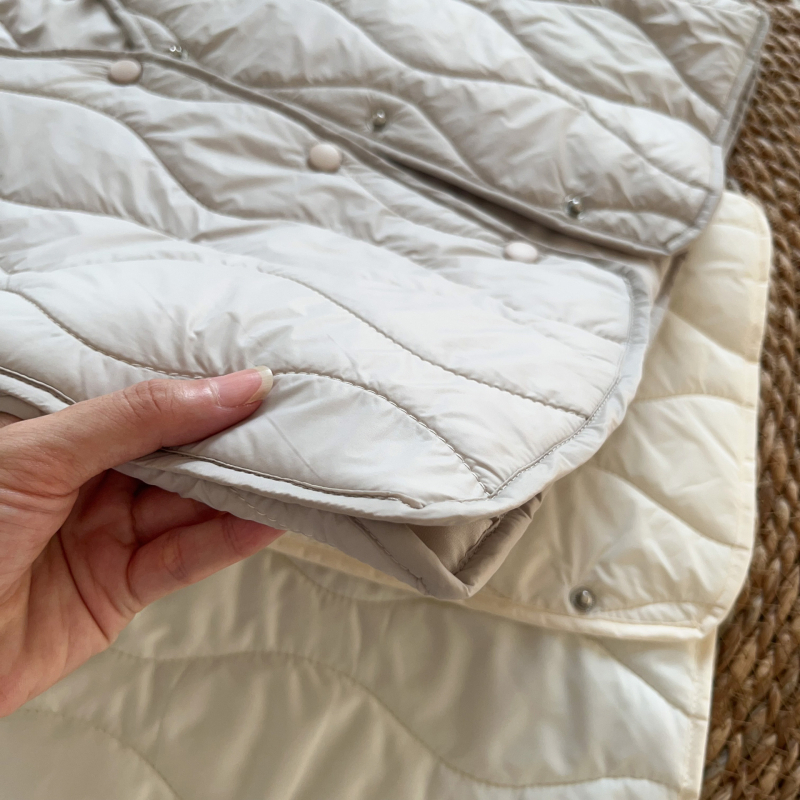 Ženski prsluk s vunenim punjenjem, lagan i topao, vanjski najlonski materijal, V-izrez, kopčanje na gumbe, casual (Zima 2025)