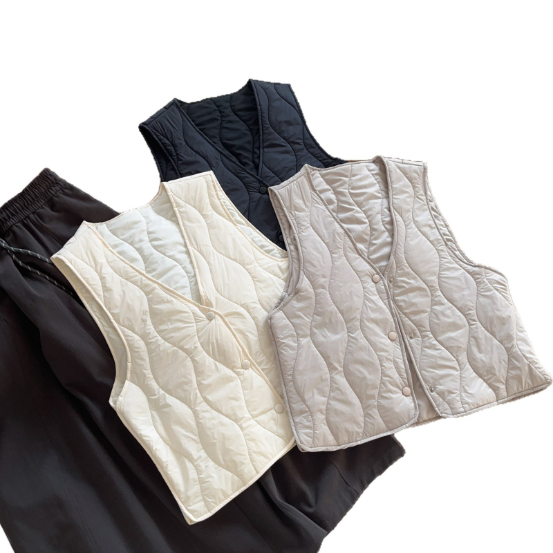 Ženski prsluk s vunenim punjenjem, lagan i topao, vanjski najlonski materijal, V-izrez, kopčanje na gumbe, casual (Zima 2025)