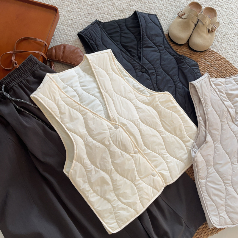 Ženski prsluk s vunenim punjenjem, lagan i topao, vanjski najlonski materijal, V-izrez, kopčanje na gumbe, casual (Zima 2025)