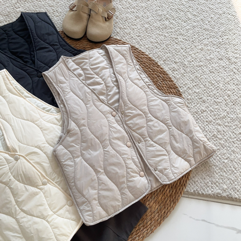 Ženski prsluk s vunenim punjenjem, lagan i topao, vanjski najlonski materijal, V-izrez, kopčanje na gumbe, casual (Zima 2025)