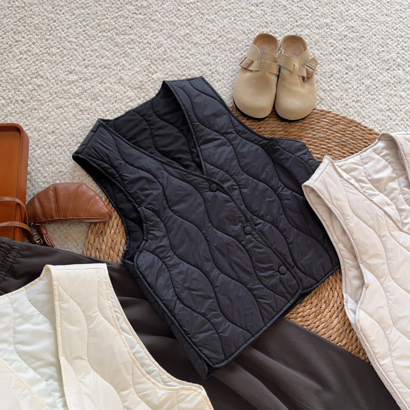 Ženski prsluk s vunenim punjenjem, lagan i topao, vanjski najlonski materijal, V-izrez, kopčanje na gumbe, casual (Zima 2025)