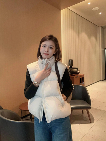 Vesta damă din puf de rață, cu puff quilting, guler înalt, fără mâneci, fermoar frontal (86–90% puf de rață, țesătură din nylon)