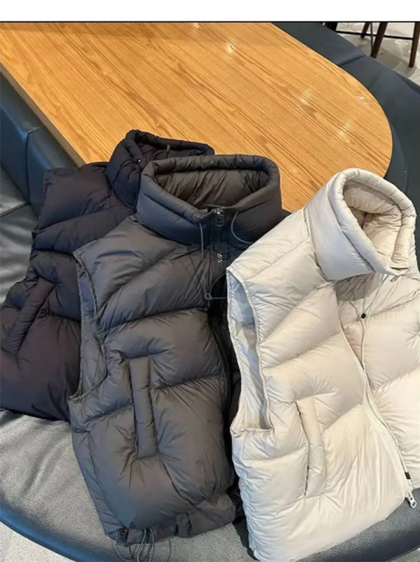 Vesta damă din puf de rață, cu puff quilting, guler înalt, fără mâneci, fermoar frontal (86–90% puf de rață, țesătură din nylon)