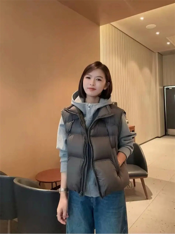 Vesta damă din puf de rață, cu puff quilting, guler înalt, fără mâneci, fermoar frontal (86–90% puf de rață, țesătură din nylon)