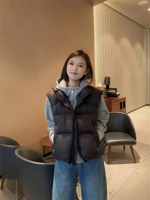 Vesta damă din puf de rață, cu puff quilting, guler înalt, fără mâneci, fermoar frontal (86–90% puf de rață, țesătură din nylon)
