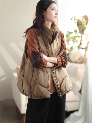 Ženska vesta s perjem, vanjski materijal poliester, zatvarač, stojeći ovratnik