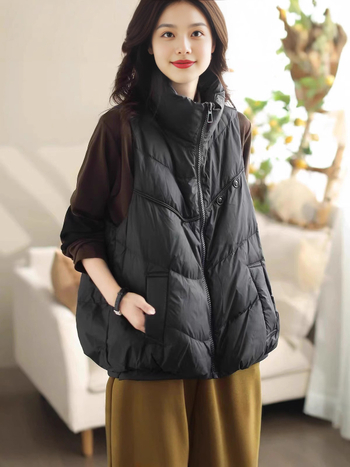 Ženska vesta s perjem, vanjski materijal poliester, zatvarač, stojeći ovratnik