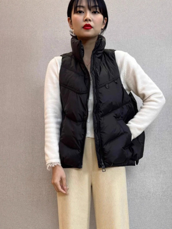 Ženska vesta s perjem, vanjski materijal poliester, zatvarač, stojeći ovratnik