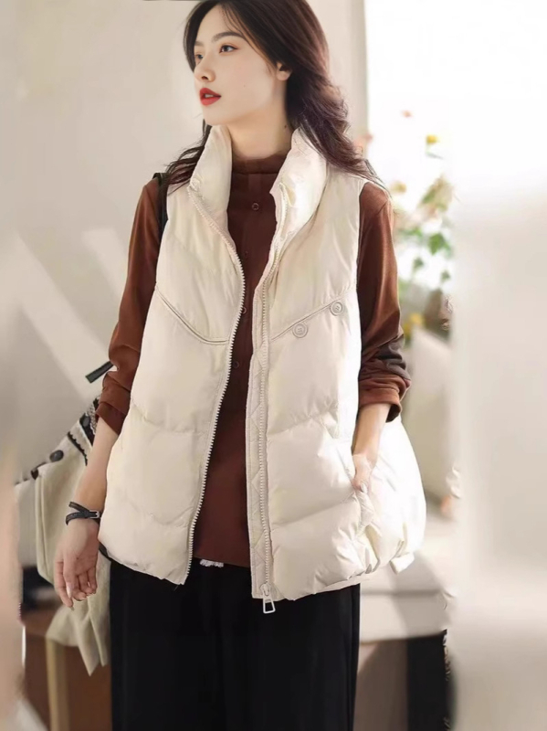 Ženska vesta s perjem, vanjski materijal poliester, zatvarač, stojeći ovratnik
