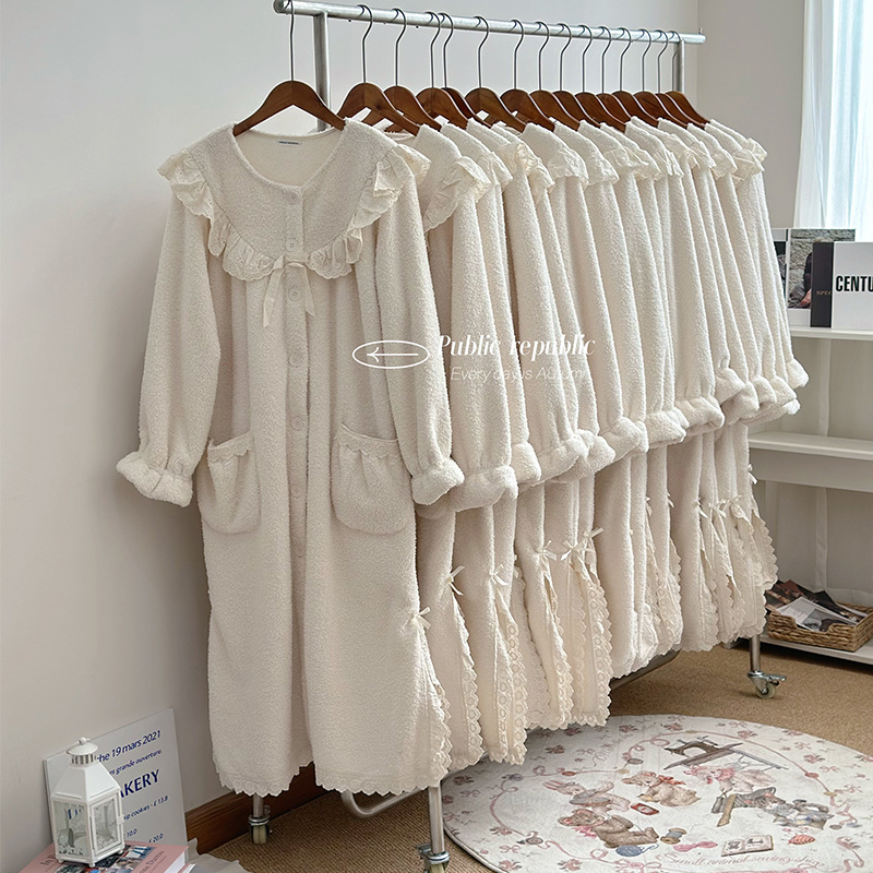 Koreai stílusú vastag, kétoldalas teddy velúr éjszakai ruházat, csipkés zsebbel, kerek nyak, hosszú ujjú, meleg és kényelmes