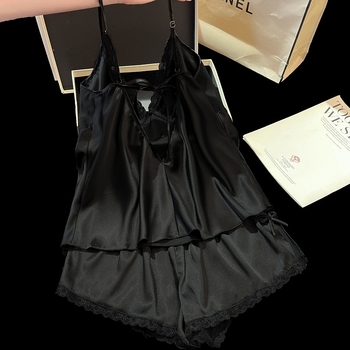 Set de pijama pentru femei din Ice Silk: top fără mâneci cu decolteu în V și șorturi, 95–100% poliester, subțire și respirabil.